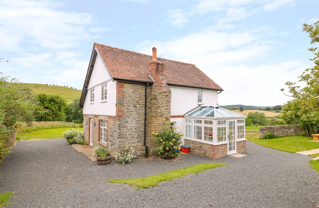 THE OLD FARMHOUSE, UPPER PITTS, pet friendly in Knighton