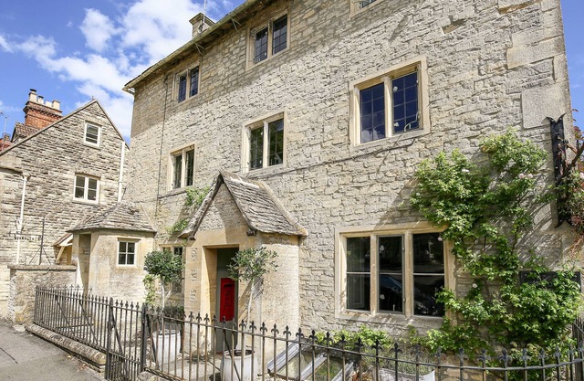 THE OLD POST OFFICE, pet friendly, with open fire in Coln St Aldwyns