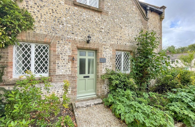 THE OLD SCHOOL HOUSE, pet friendly, with open fire in Piddletrenthide