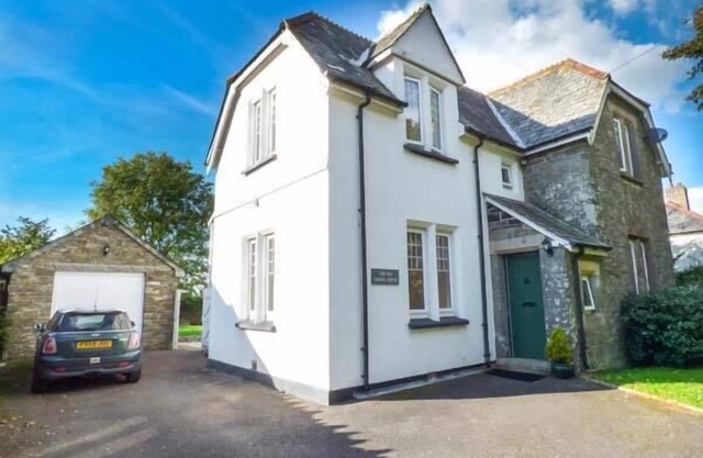 THE OLD SCHOOL HOUSE, pet friendly, with a garden in Lewannick