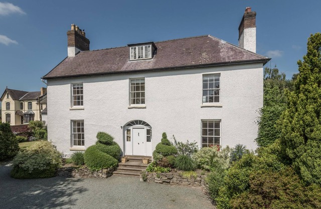 THE OLD SCHOOLHOUSE AND COTTAGE, family friendly in Bishop's Castle