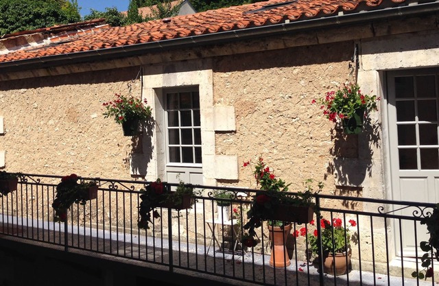 The Old Stables - Riberac town centre, stylish, cosy, eco apartment sleeps 4