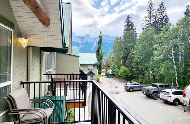 The Overlook Stay | 3 suites | mountain view | free parking