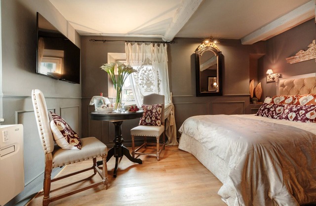 The Palatial Suite: Smart Luxury Home in Lucca