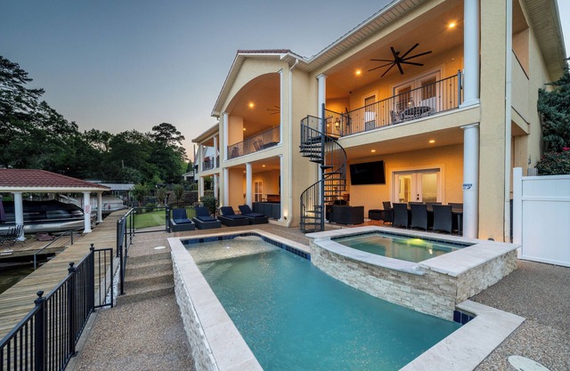 The Palms at Chesswood - Luxury, Pool, & Dock!