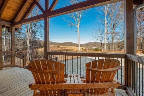 The Peaceful Meadow Cabin - Nature Views, Hot Tub, Fire Pit, Gas Fire Table, Cornhole, Privacy - Morganton, GA