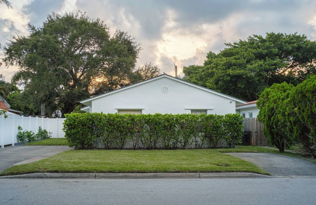 'The Peacock Bungalow' Near Fort Lauderdale Beach!