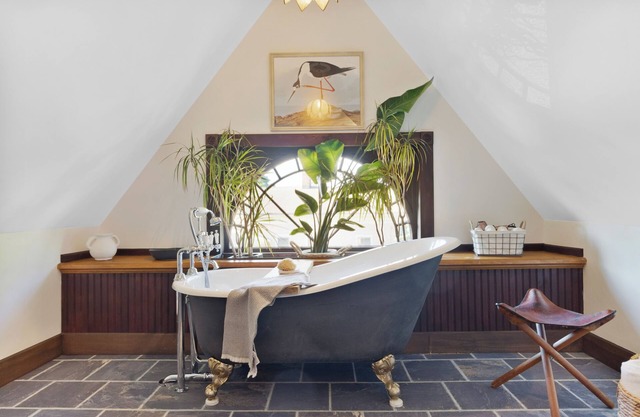 The Pearl, NH hidden luxury close to the Quinnipiac River in historic property