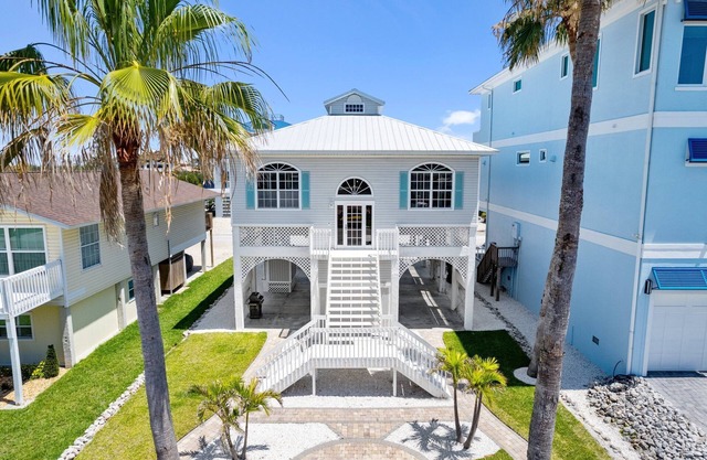 The Perfect Beach Getaway! 2-Bedroom & 2-Bath Home | Sleeps 7