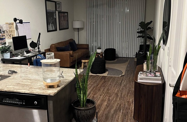 The perfect location.Charming 1-bedroom apartment in west Dallas