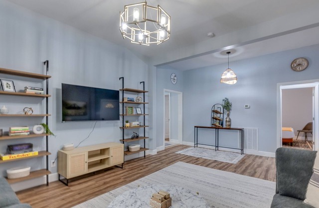 The Periwinkle Cottage, 3BR, 2BA Fort Mill Retreat. Close to Downtown!