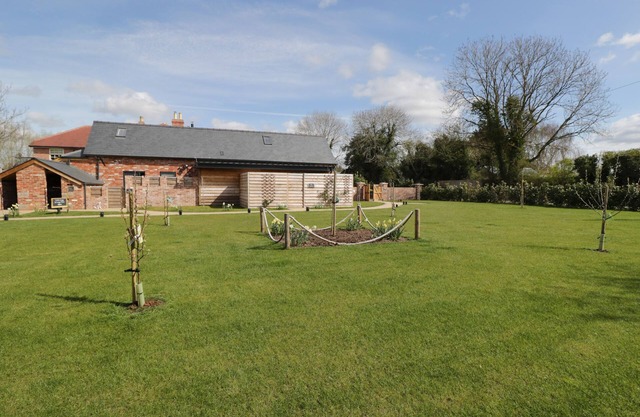 THE PIGGERY, pet friendly, character holiday cottage in Hereford