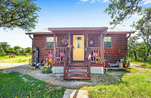 The Pineapple Ranchette | Charming Romantic Cabin for 2