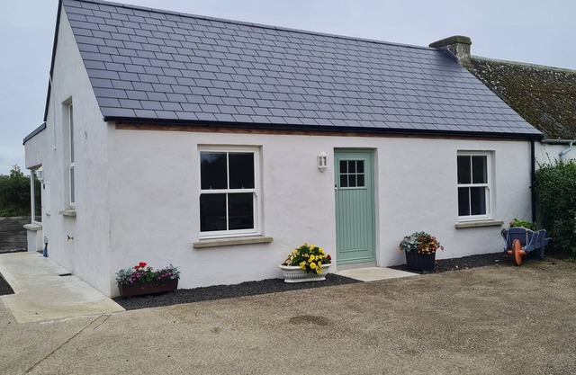 THE POETS COTTAGE, pet friendly, with a garden in Portglenone