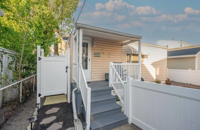 The Postal Cottage 2BR/1BA Wildwood 2 Blocks to Beach and Boards