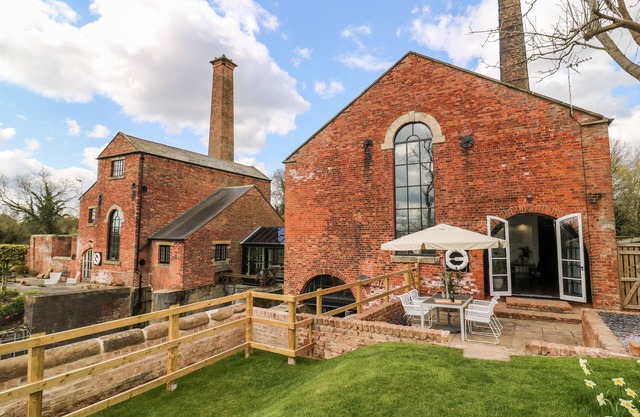 THE PUMP HOUSE ART STUDIO, family friendly in Misterton