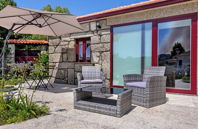 The Quinta of Caroveiras 'Casa T1' with Lake View, Wi-Fi and Air Conditioning