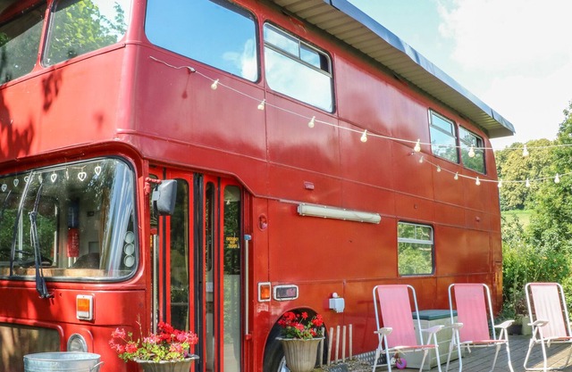 THE RED BUS!, pet friendly, with hot tub in Newnham-On-Severn