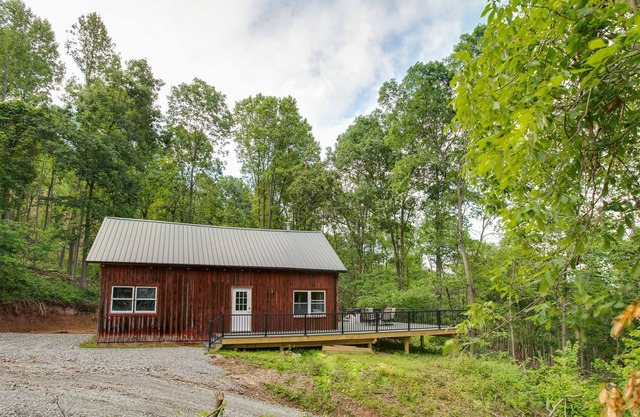 The Red Cabin ~ Secluded Getaway ~ Fire Pit ~ HOT TUB