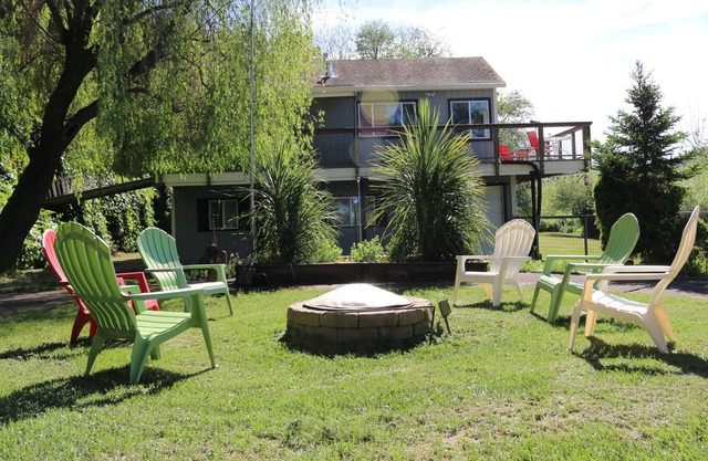 The Red Gate: Riverfront Home, Hot Tub, Kayaks, Canoes, Views