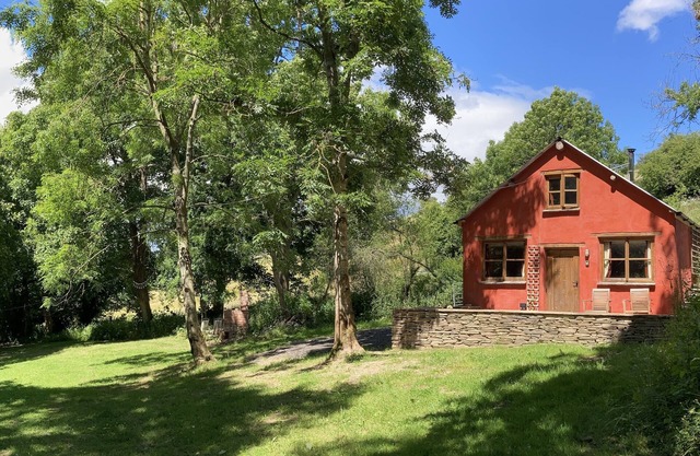 The Red Shed - A cosy woodland cabin with woodburner