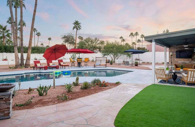The Redfield: Stylish w/Huge Backyard, Pool, Spa