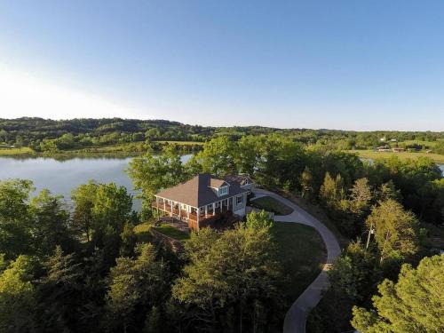The Retreat at Paradise Hills 6BR Lake Front Dock Game Room