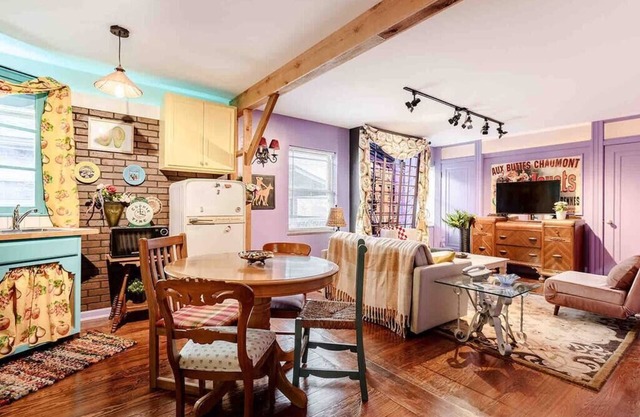 The Retro Retreats: Entire Building