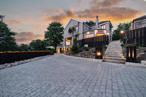 The Ridge London - Luxury Designer Villa with hot tub and sauna, Bexley borough of London