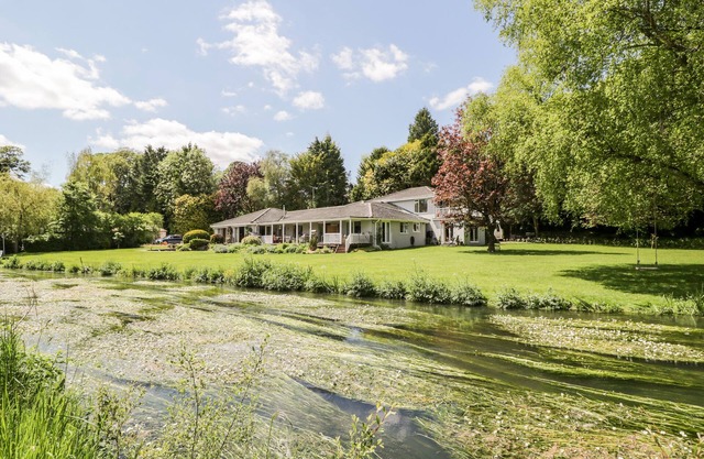 THE RIVER HOUSE. AVON VALLEY. STONEHENGE (WITH FISHING) in Salisbury