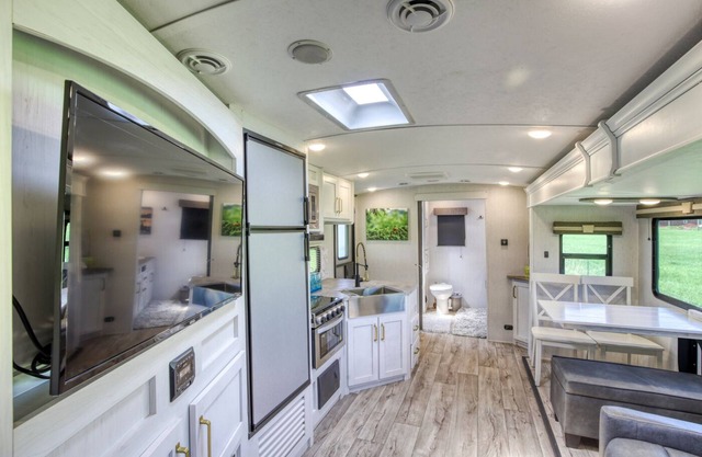 The Robin · Quiet · Views · King Bed · Near Trails · WiFi · SmartTV · Weekly -5%