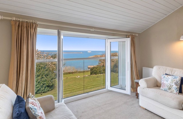 THE ROCK HOUSE, pet friendly, character holiday cottage in Fishguard