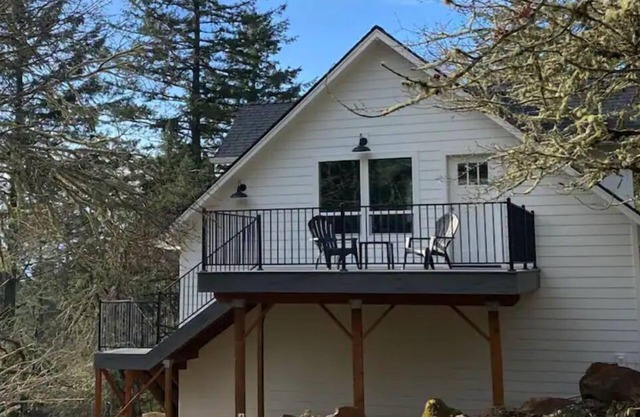 The Rock Tree House - A place to unwind and renew.n