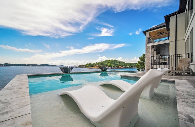 The Rosco! Main Channel! Private Pool, Spa, Mini Golf, Gm Rm! Sleeps 32!