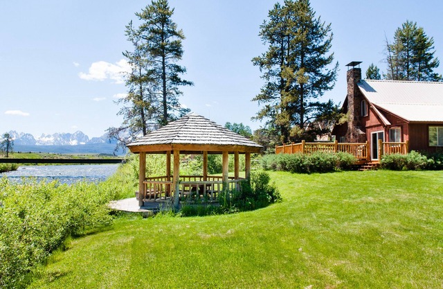 The Salmon River Home - On the Banks of the Salmon River