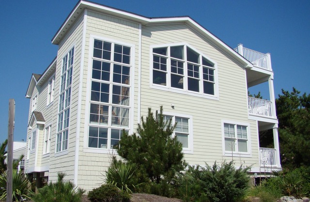 The Sand Trap in South Bethany: Steps from the ocean! Hot Tub! Captain's walk!