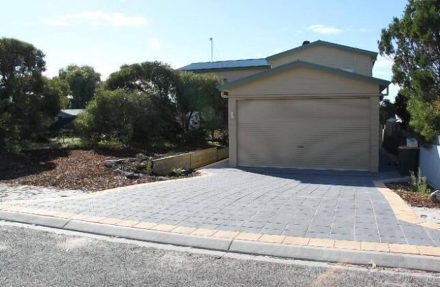 'The Sands' - spacious holiday home for large groups of family & friends.