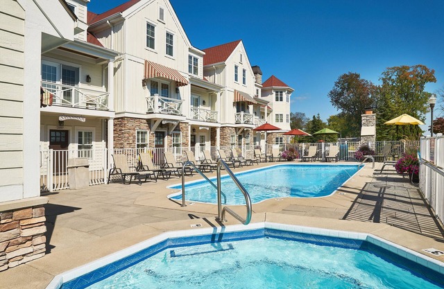 "The Savannah" Luxury Townhome, Pool, Hot Tub, Golf Membership, Near Lake and Beaches