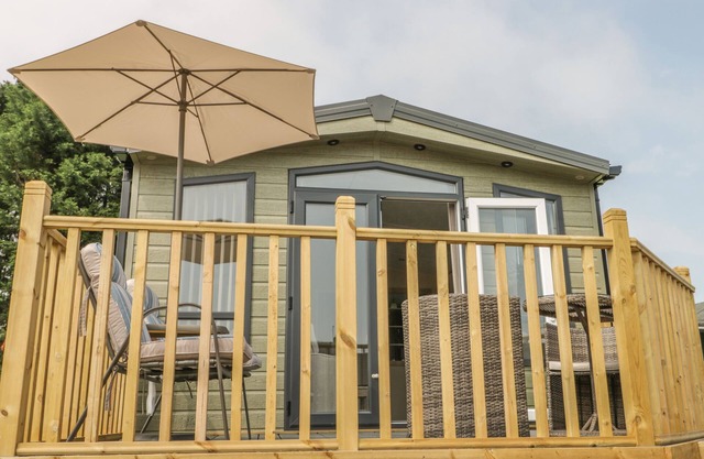 THE SEQUOIA, family friendly, with hot tub in Cloughton