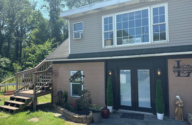 The She Shed a Cozy Country Setting to relax! 15 min to Dover, DE