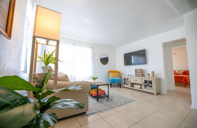 The Shores Beach Cottage - a Short Walk from the Sand - Daytona Beach Shores