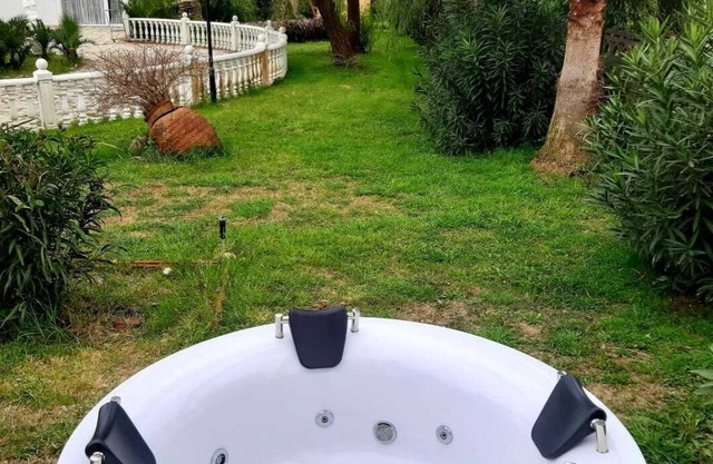 The small house lies undisturbed in the middle of nature and is waiting for you