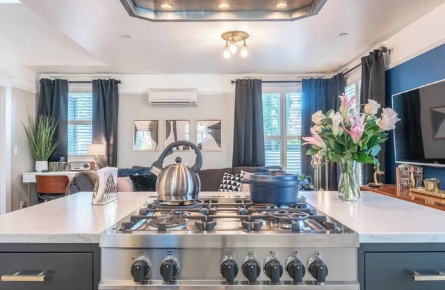 The Sonya: Luxury Flat- Just Steps from NW 23rd!