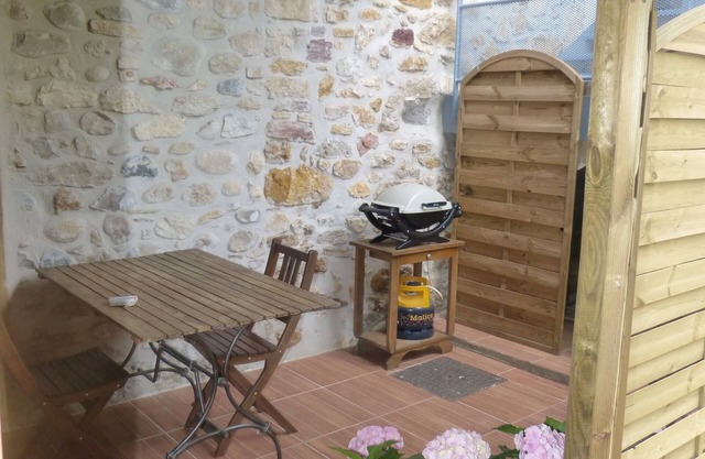 The source, 30 m2 house, village center, in a renovated house with 4 flats