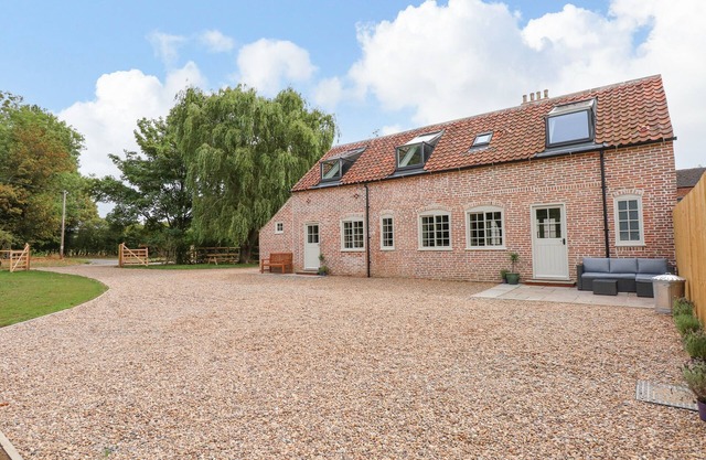 THE STABLE AT WARREN HOUSE, character holiday cottage in Wragby
