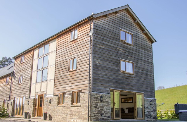 THE STABLES, family friendly, luxury holiday cottage in Knighton