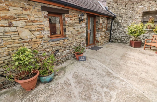THE STALL, pet friendly, character holiday cottage in Llanmorlais
