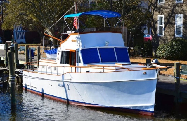 THE STARRY BANNER! Classic yacht docked in historic downtown Manteo Marina