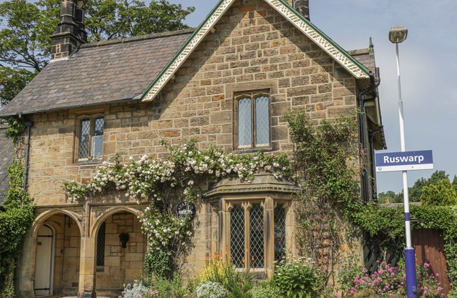 THE STATION HOUSE, pet friendly, character holiday cottage in Ruswarp