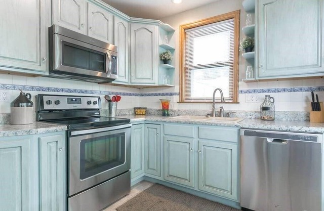 The Stone Cottage, The Stone Cottage is a beautiful, spacious 3 bedroom, 3 bath house